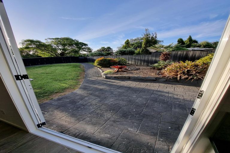 Photo of property in 23 Elsted Place, Goodwood Heights, Auckland, 2105