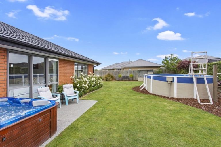 Photo of property in 35 Sequoia Way, Rangiora, 7400