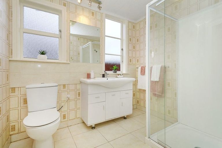 Photo of property in 14 Oxford Street, Tawa, Wellington, 5028