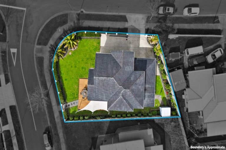 Photo of property in 111 Lake Panorama Drive, Henderson Valley, Auckland, 0612