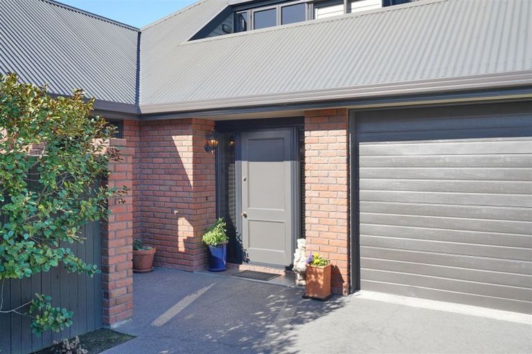 Photo of property in 2/112 Memorial Avenue, Burnside, Christchurch, 8053
