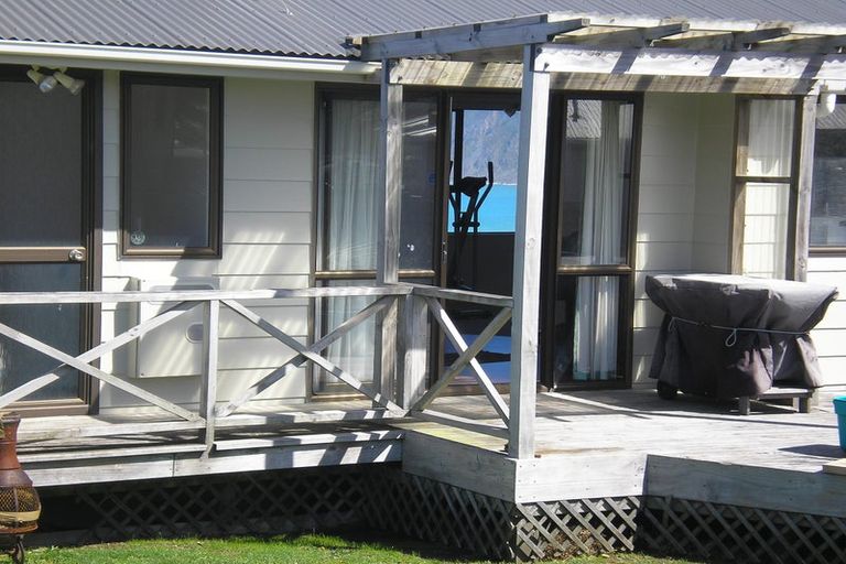 Photo of property in 15 Welland Place, Island Bay, Wellington, 6023