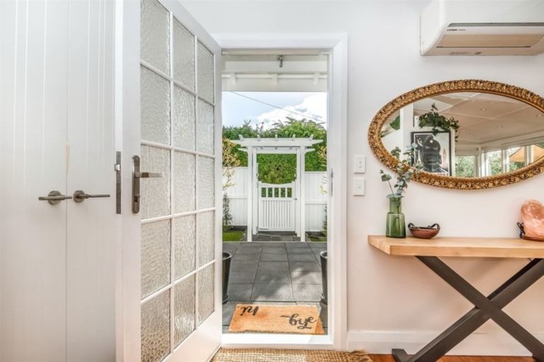 Photo of property in 2/221 Onewa Road, Birkenhead, Auckland, 0626