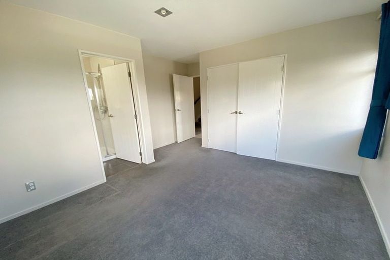 Photo of property in 11 Lakeridge Close, Northcross, Auckland, 0632