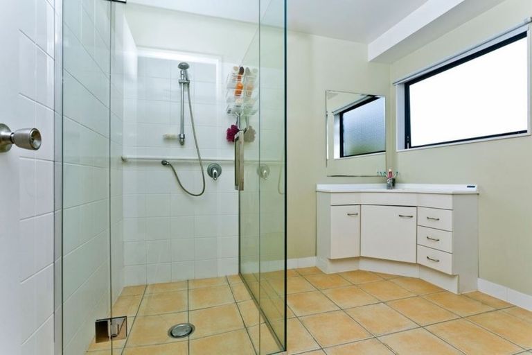 Photo of property in 90 Saddleback Rise, Murrays Bay, Auckland, 0630