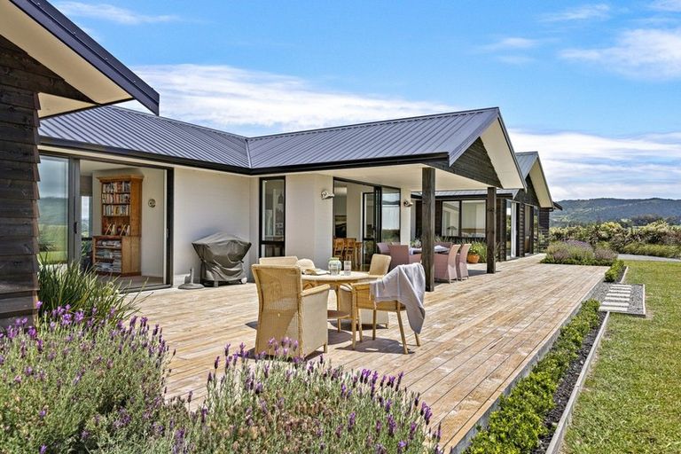 Photo of property in 16 Tamahunga Drive, Matakana, Warkworth, 0985