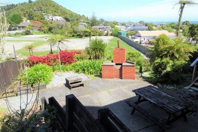 Photo of property in 2 Stanton Crescent, Karoro, Greymouth, 7805