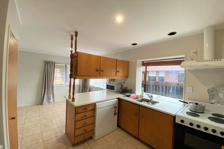 Photo of property in 18 Bosnyak Drive, Te Atatu South, Auckland, 0610