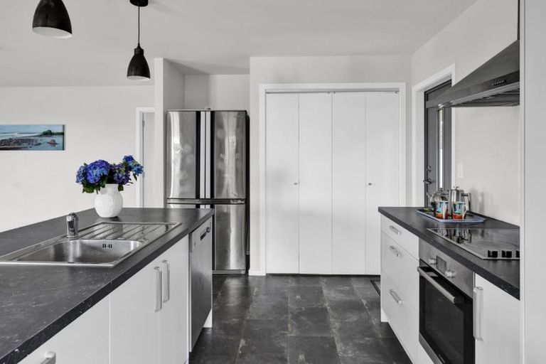 Photo of property in 102 Seaview Road, Westown, New Plymouth, 4310