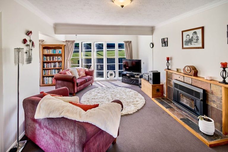 Photo of property in 2 Kereru Bend, Tawa, Wellington, 5028