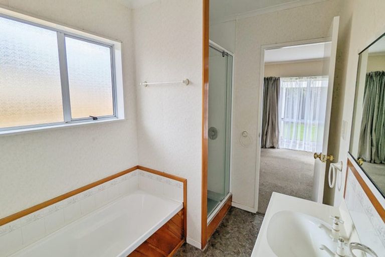 Photo of property in 4 Royal Oak Drive, Kelvin Grove, Palmerston North, 4414