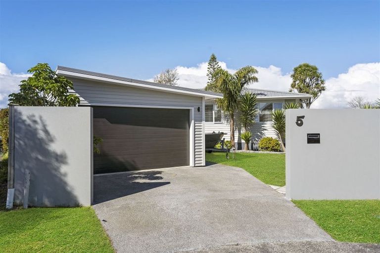 Photo of property in 5 Ngatoa Place, Glenfield, Auckland, 0629