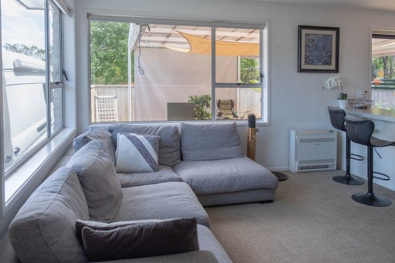 Photo of property in 1/14 Valley View Road, Glenfield, Auckland, 0629