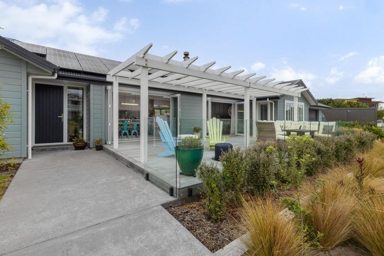 Photo of property in 6 Arapipi Way, Peka Peka, Waikanae, 5391
