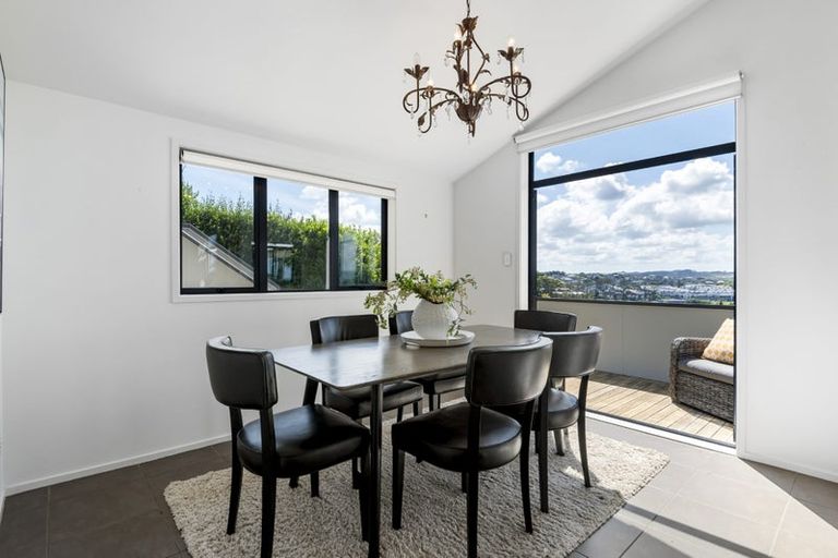 Photo of property in 15 Seagate Place, Red Beach, 0932