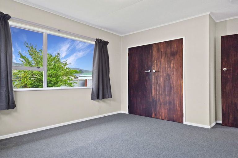 Photo of property in 32 Matthews Road, Wainuiomata, Lower Hutt, 5014