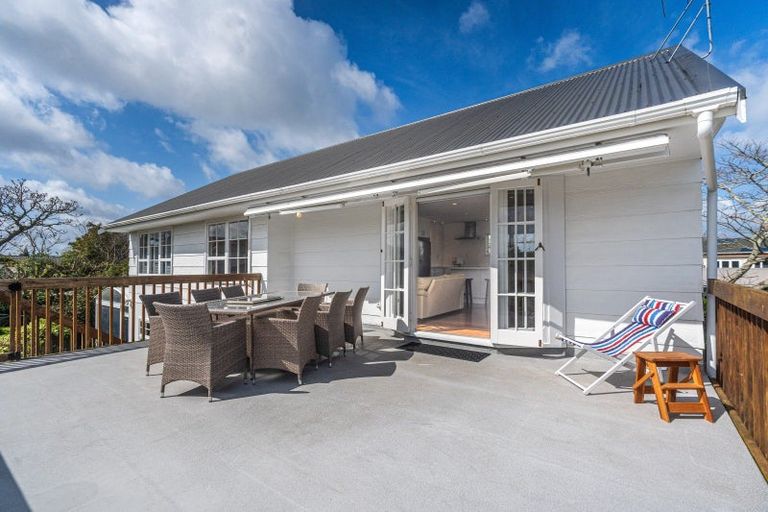 Photo of property in 15 Seaforth Avenue, Mangere Bridge, Auckland, 2022