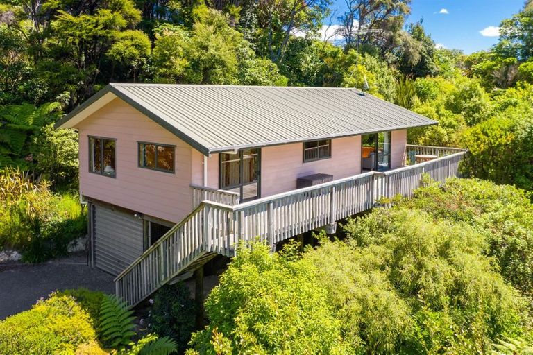 Photo of property in 15 Amelia Crescent, Waikawa, Picton, 7220