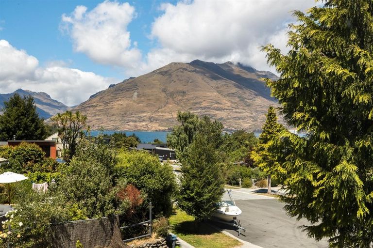 Photo of property in 9 Larch Court, Kelvin Heights, Queenstown, 9300
