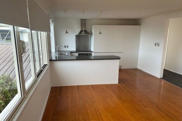 Photo of property in 2/26 Otakau Road, Milford, Auckland, 0620