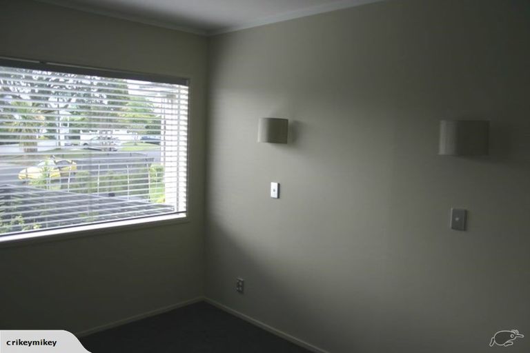 Photo of property in 1/22 Tui Glen Road, Birkenhead, Auckland, 0626