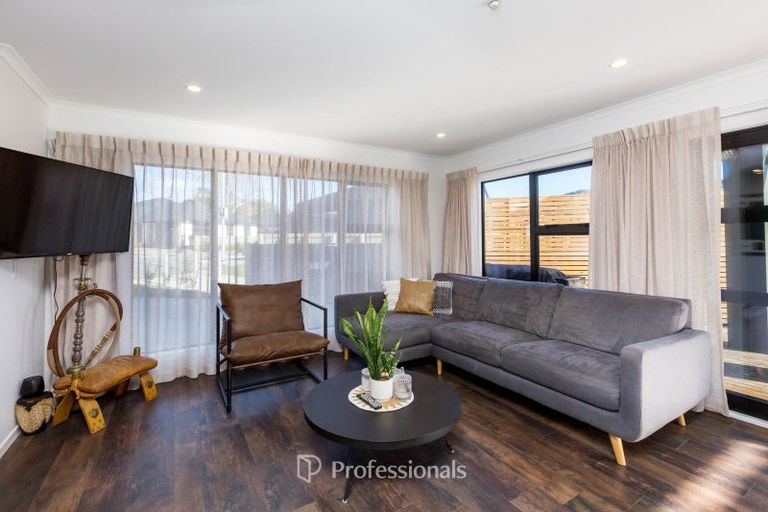 Photo of property in 22 Rewarewa Way, Timberlea, Upper Hutt, 5018