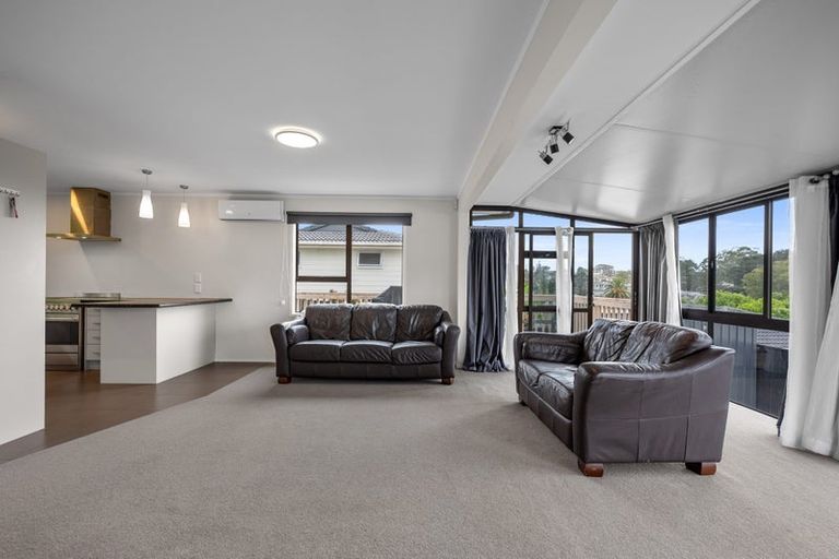 Photo of property in 28 Elizabeth Drive, West Harbour, Auckland, 0618