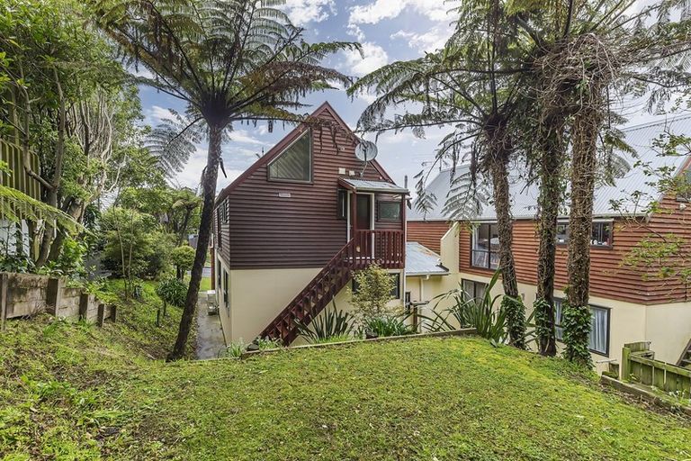 Photo of property in 84 Amapur Drive, Khandallah, Wellington, 6035