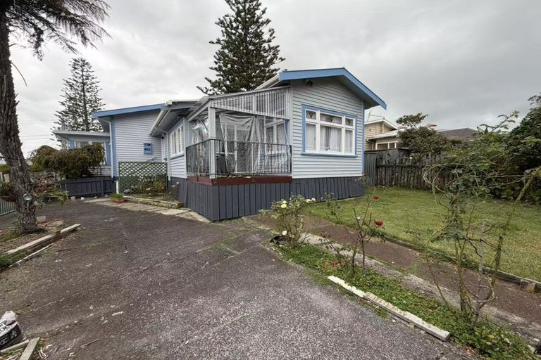 Photo of property in 8 Nikau Street, New Lynn, Auckland, 0600