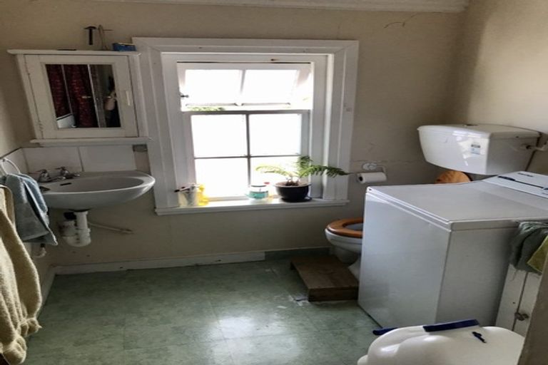 Photo of property in 42b Apu Crescent, Lyall Bay, Wellington, 6022