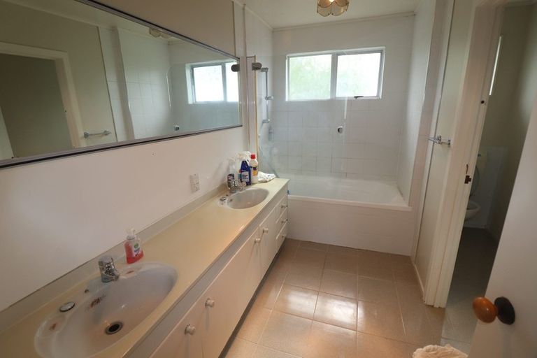 Photo of property in 142 Mokoia Road, Chatswood, Auckland, 0626