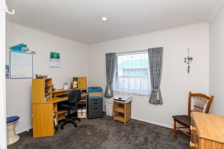 Photo of property in 5a Simons Street, Moturoa, New Plymouth, 4310