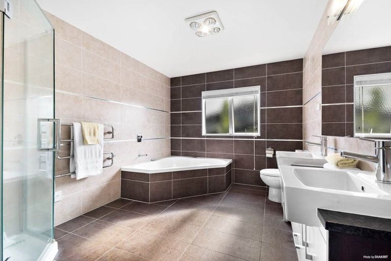 Photo of property in 17 Wye Oak Drive, Schnapper Rock, Auckland, 0632