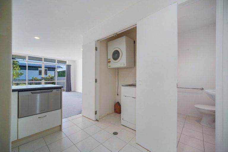 Photo of property in 2a/20 Ian Marwick Place, Birkenhead, Auckland, 0626