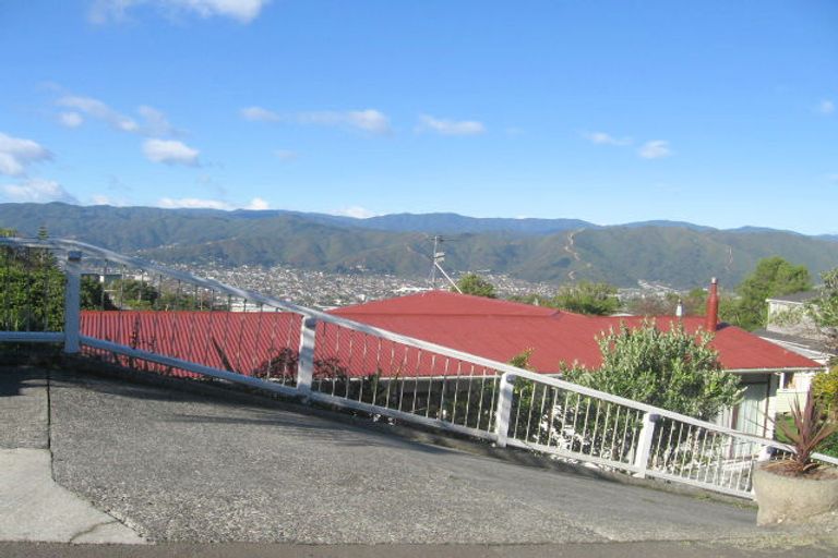Photo of property in 3 Pokohiwi Road, Normandale, Lower Hutt, 5010