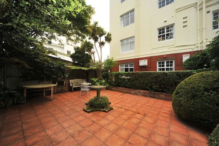 Photo of property in Chevening Flats, 90 Salamanca Road, Kelburn, Wellington, 6012