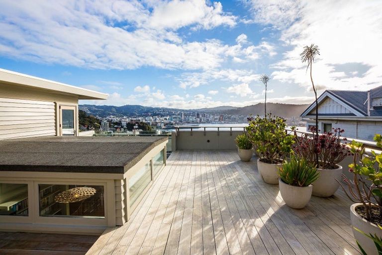 Photo of property in 51 The Crescent, Roseneath, Wellington, 6011