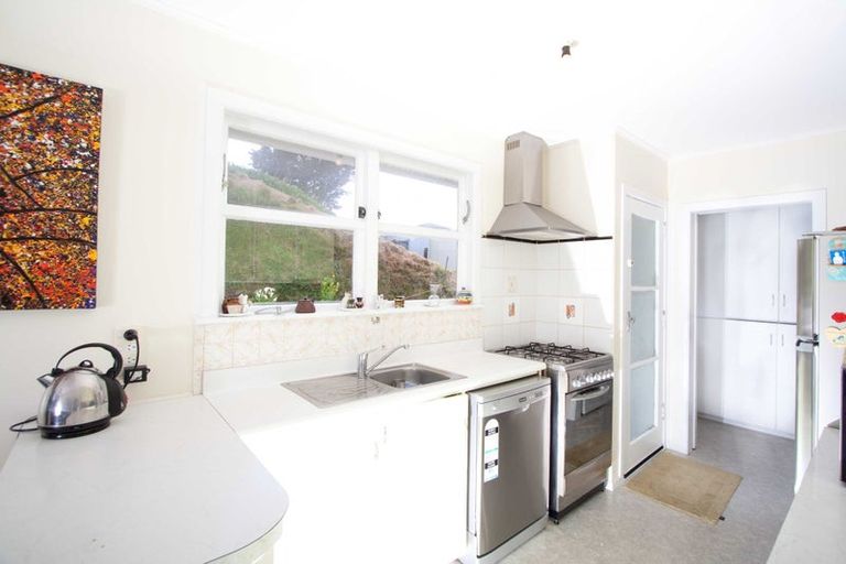 Photo of property in 22 Stewart Drive, Newlands, Wellington, 6037