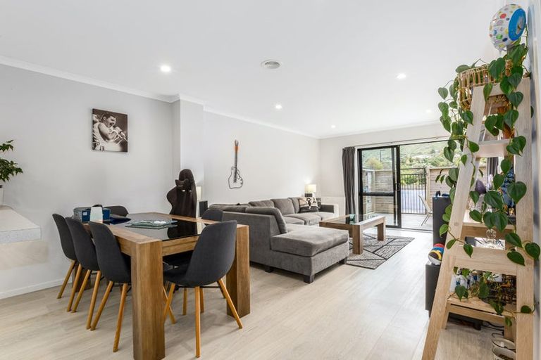 Photo of property in 7/9 Surrey Street, Tawa, Wellington, 5028