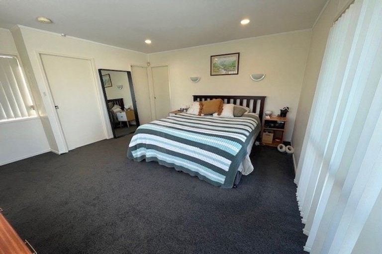 Photo of property in 32 Jillteresa Crescent, Half Moon Bay, Auckland, 2012