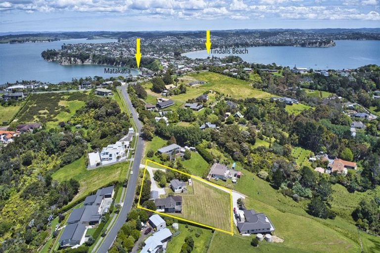 Photo of property in 36 Roberts Road, Matakatia, Whangaparaoa, 0930