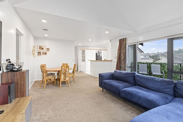 Photo of property in 2/4 Idyll Place, Northcross, Auckland, 0632
