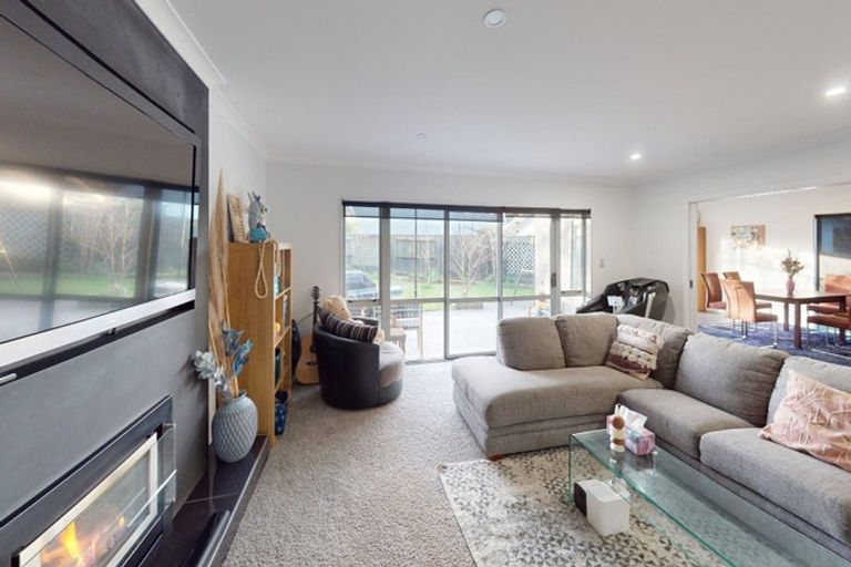 Photo of property in 6 D'urville Place, Kelvin Grove, Palmerston North, 4414