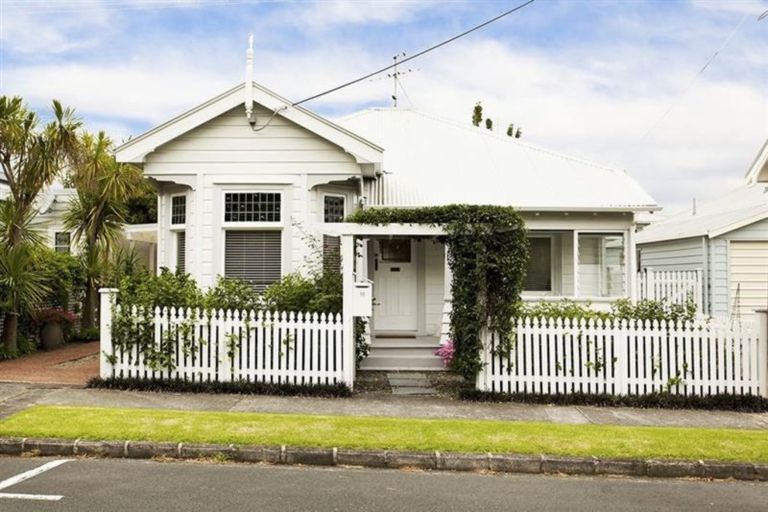 Photo of property in 10 Garden Terrace, Devonport, Auckland, 0624