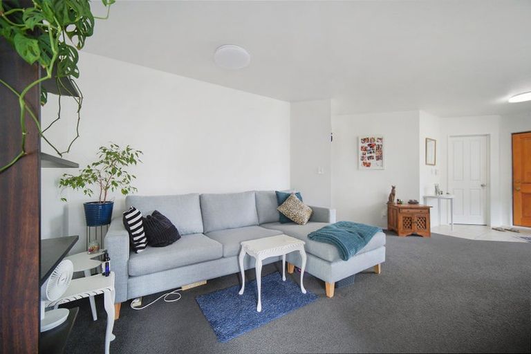 Photo of property in 12 Ginders Drive, Massey, Auckland, 0614