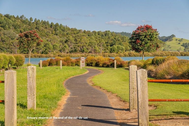 Photo of property in 10 Voyager Place, Cooks Beach, Whitianga, 3591