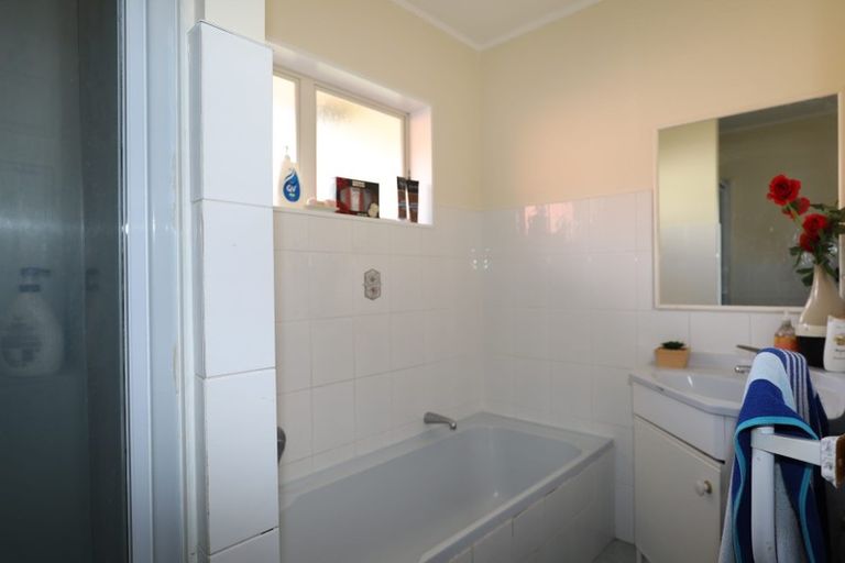 Photo of property in 12 De Havilland Drive, Goodwood Heights, Auckland, 2105