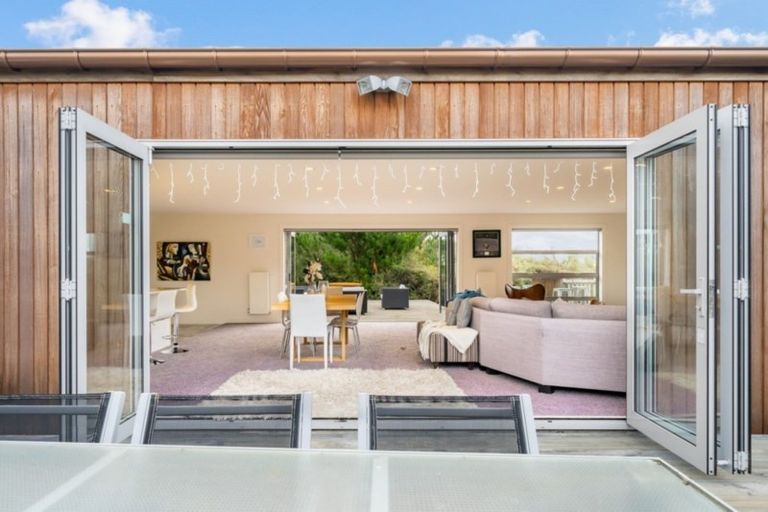 Photo of property in 37 Mt Marua Drive, Timberlea, Upper Hutt, 5018