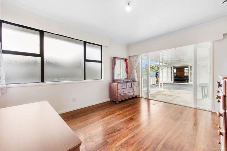 Photo of property in 53 Beaubank Road, Kelston, Auckland, 0602