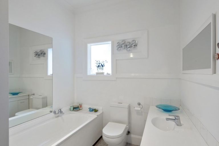 Photo of property in 33 Saint Andrews Square, Strowan, Christchurch, 8052